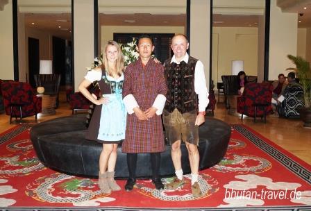 Tag 8 Mit unserem Guide Thinley in der Lobby des Hotel Taj Tashi